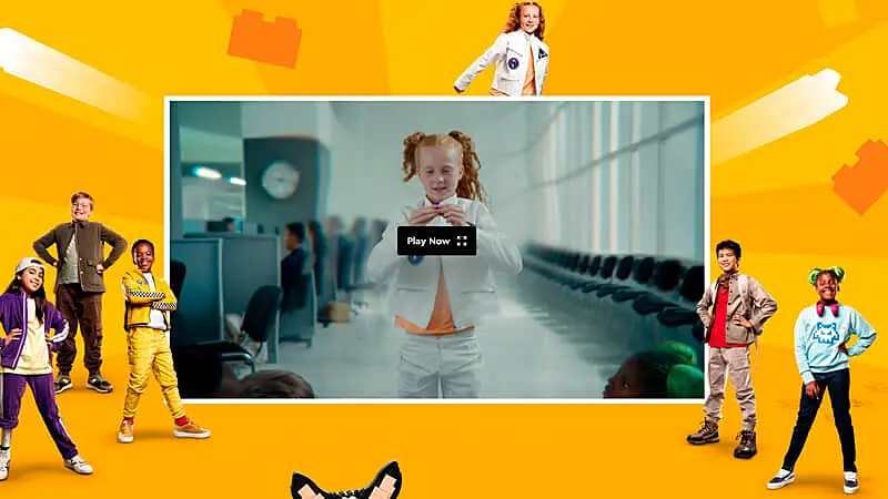 captura de tela do vídeo da campanha Rebuild The World da Lego que mostra uma criança em um escritório construindo algo