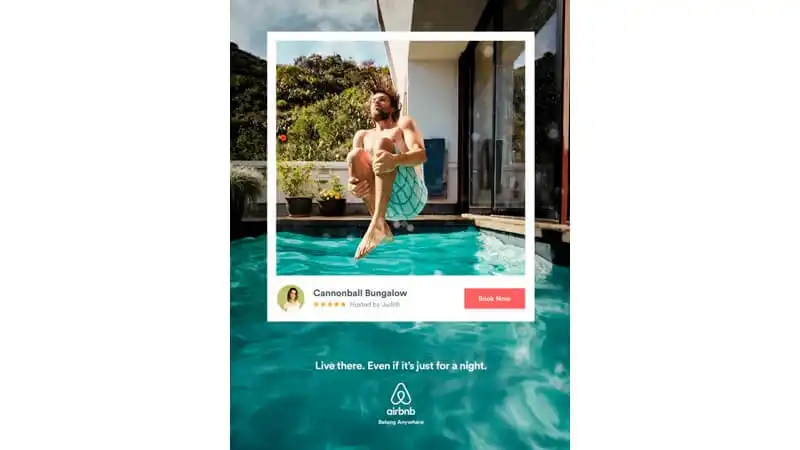 foto utilizada na campanha do Airbnb que mostra um homem pulando em uma piscina com o texto "Live There. Even if it's just for a night" logo abaixo