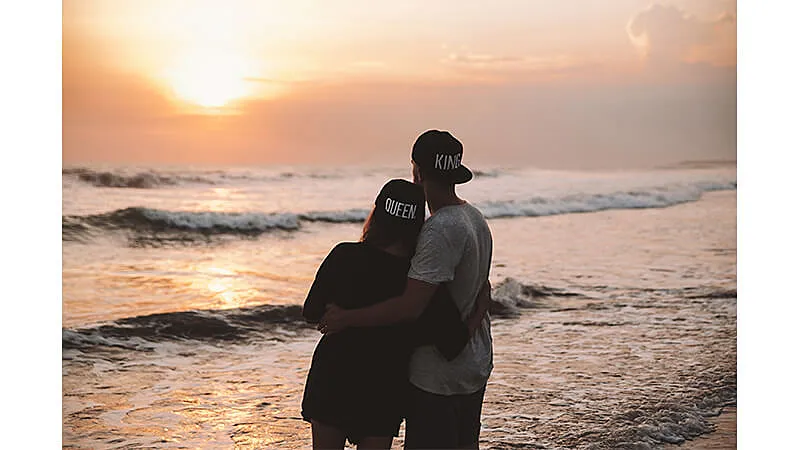 Foto de um casal vendo o por do sol