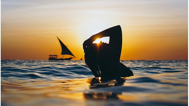 Foto de uma mulher no mar