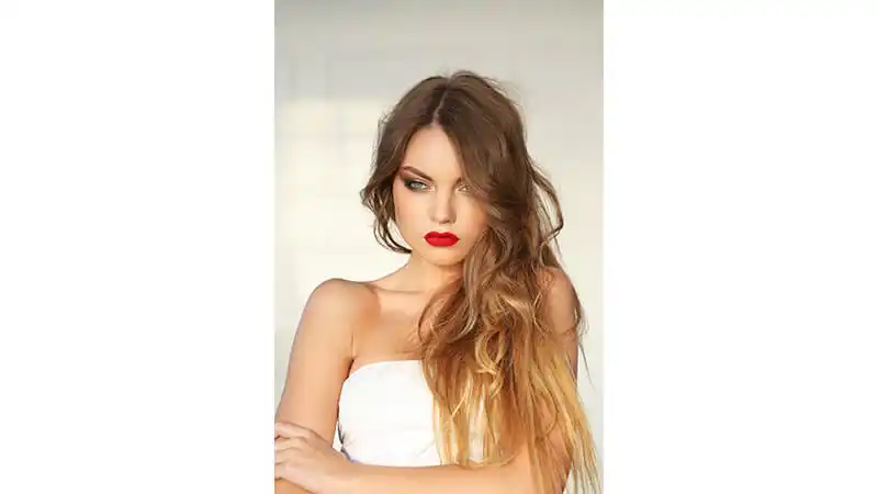 Foto de uma menina com cabelo longo e franja