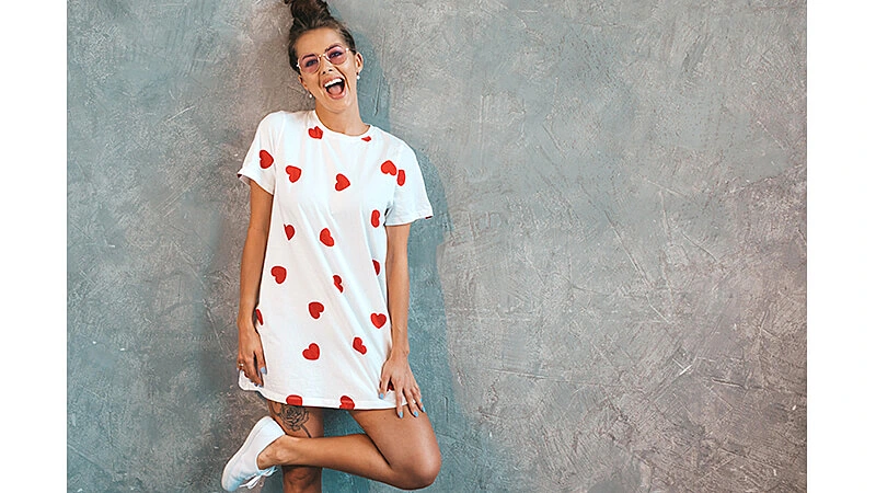 Foto de uma mulher em pé com uma perna dobrada