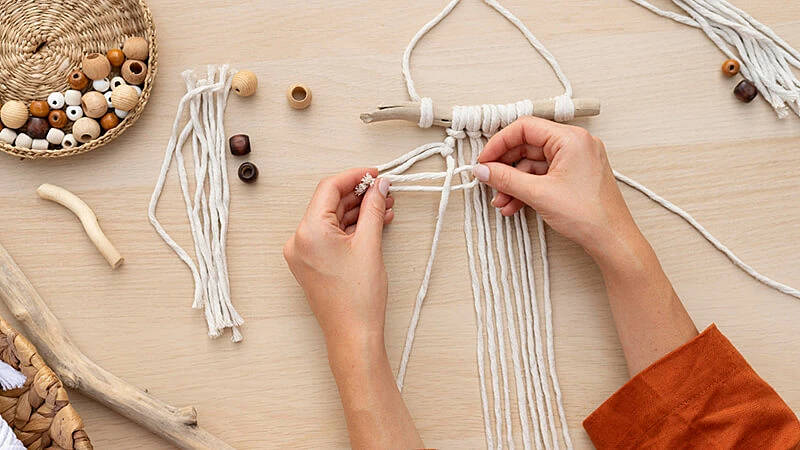 Foto de duas pessoas fazendo artesanato