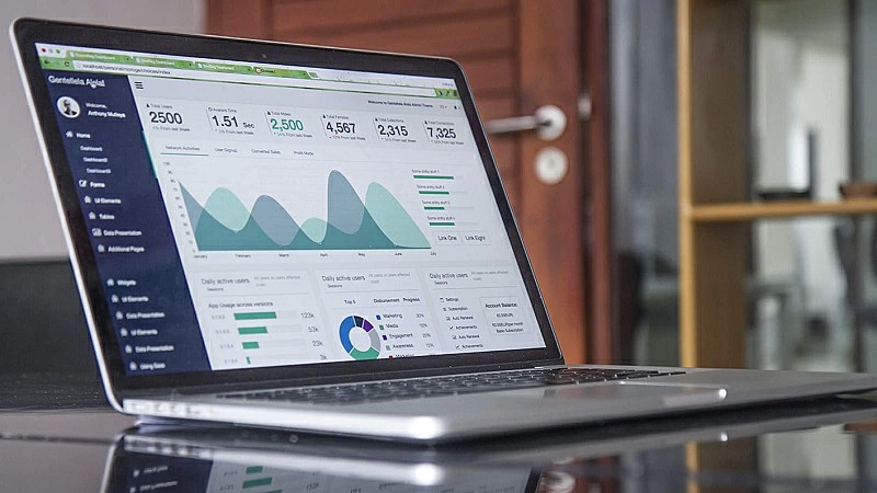 foto de una portatil mostarndo gráficos de SEO