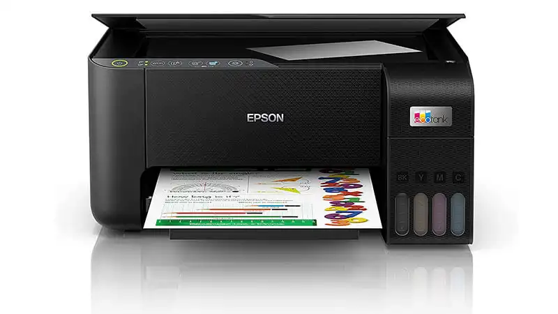 imagem de uma impressora Epson EcoTank na cor preta imprimindo uma foto colorida