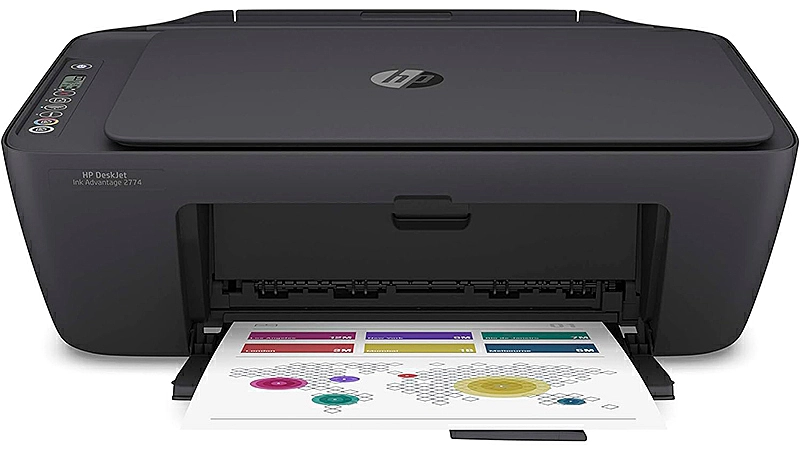 imagem de uma impressora HP Deskjet 2774 na cor preta imprimindo uma imagem