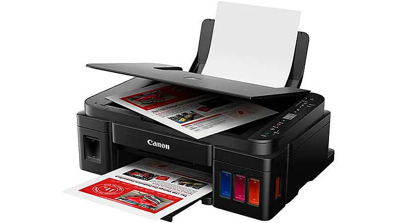 imagem de uma impressora Canon G3110 na cor preta imprimindo uma imagem
