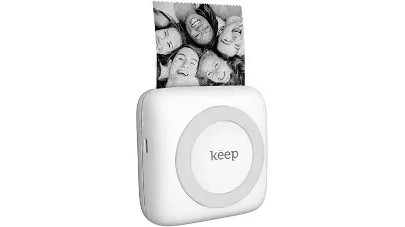 imagem de uma mini impressora portátil da Multilaser na cor branca imprimindo uma foto em preto e branco