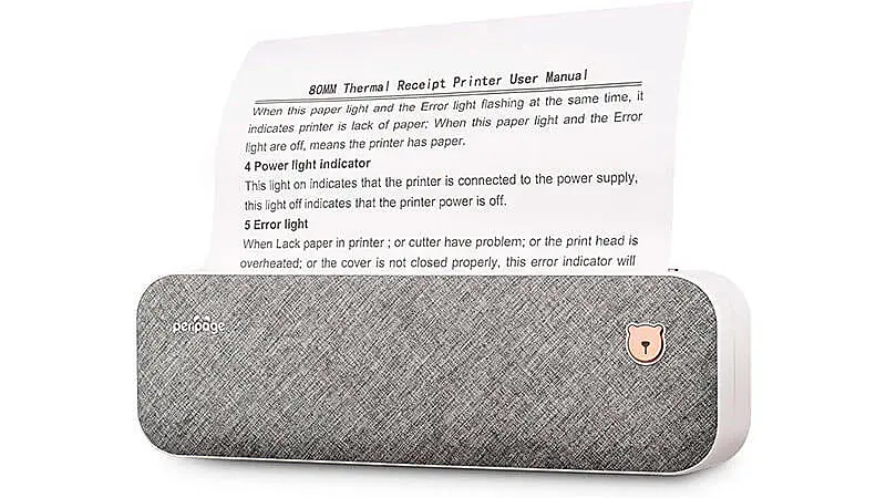 imagem de uma impressora portátil PeriPage A40 na cor cinza imprimindo um documento em inglês