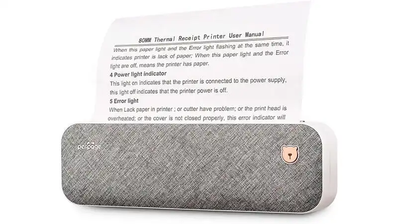 imagem de uma impressora portátil PeriPage A40 na cor cinza imprimindo um documento em inglês