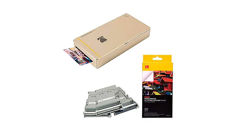 imagem de uma impressora Kodak Mini ao lado de três cartuchos de impressão e um pacote