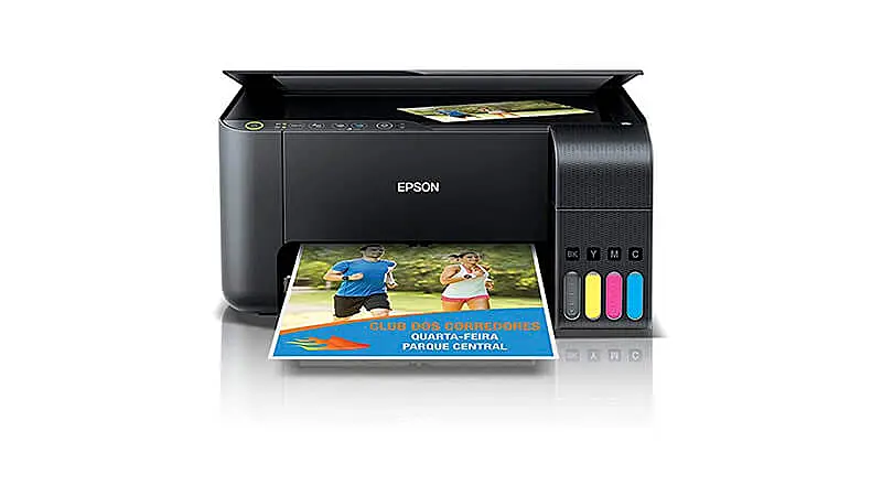 imagem de uma impressora Epson Ecotank na cor preta imprimindo uma foto