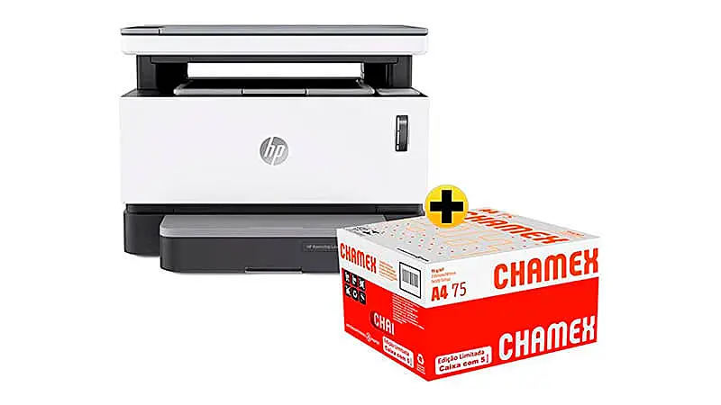 imagem de uma impressora HP Neverstop na cor branca ao lado de um pacote de papel A4 Chamex