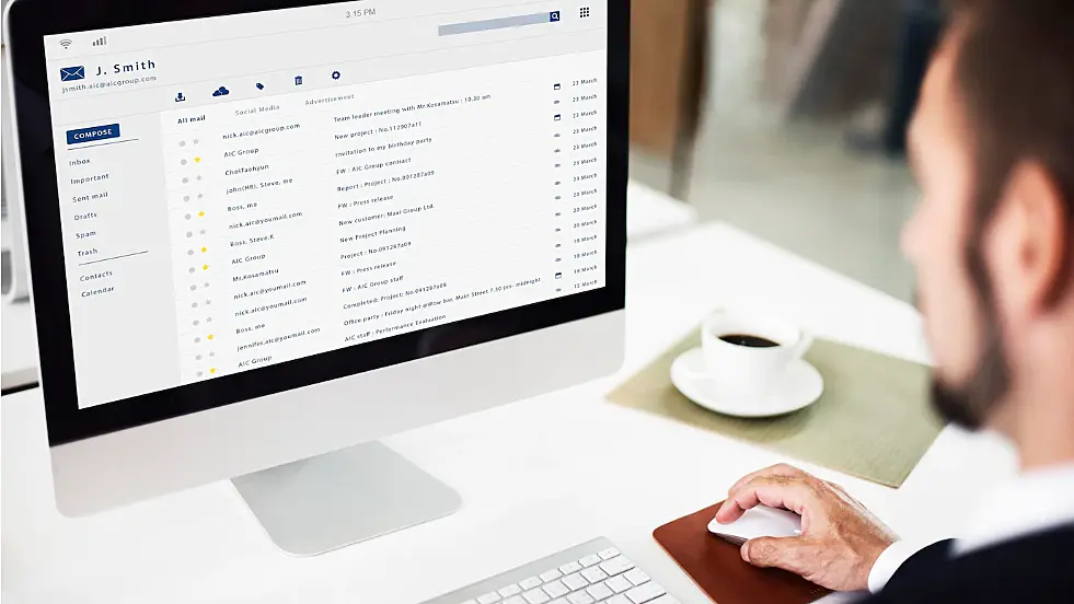 Foto de un hombre mirando a su correo electrónico