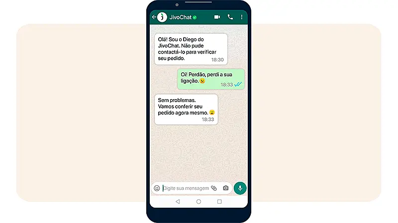 Celular exibindo mensagens do WhatsApp no JivoChat