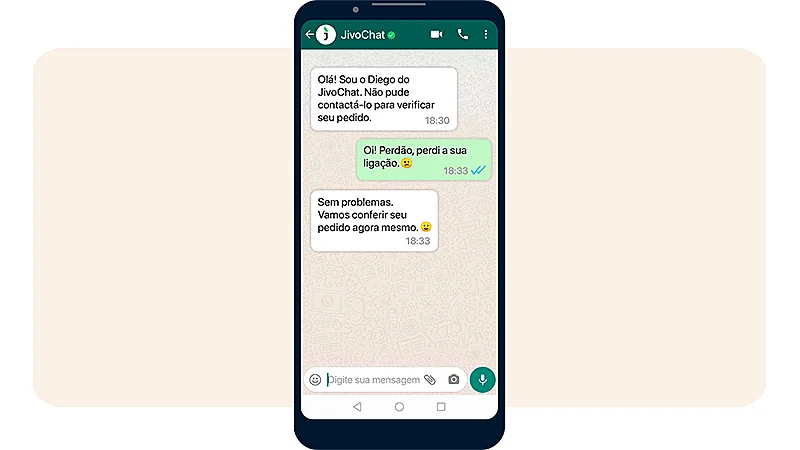 Celular exibindo mensagens do WhatsApp no JivoChat