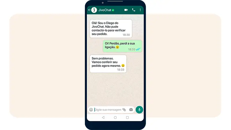 Celular exibindo mensagens do WhatsApp no JivoChat