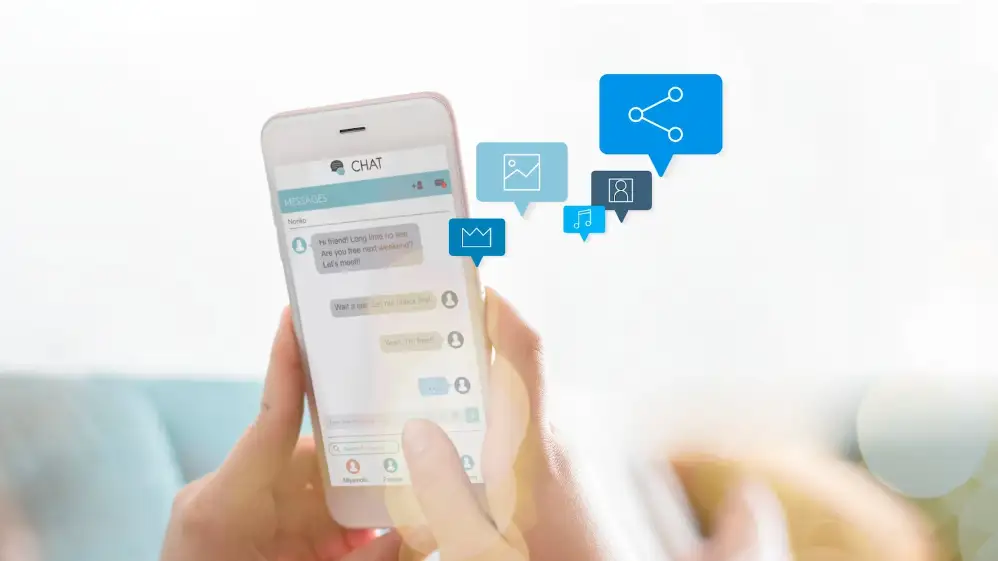 Foto de una persona usando su móvil para comunicarse a través de un chat