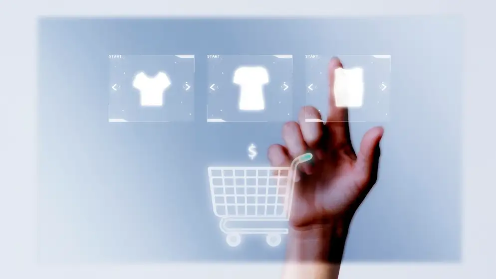 Persona haciendo clic en categorías de ecommerce