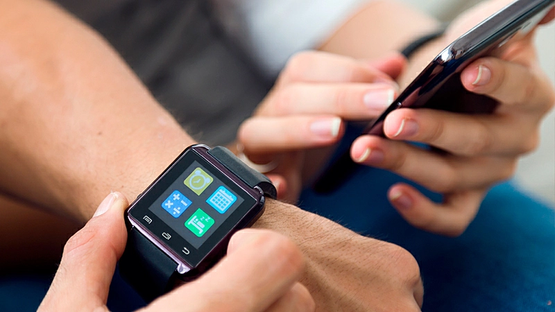 Foto de um smartwatch no braço de uma pessoa