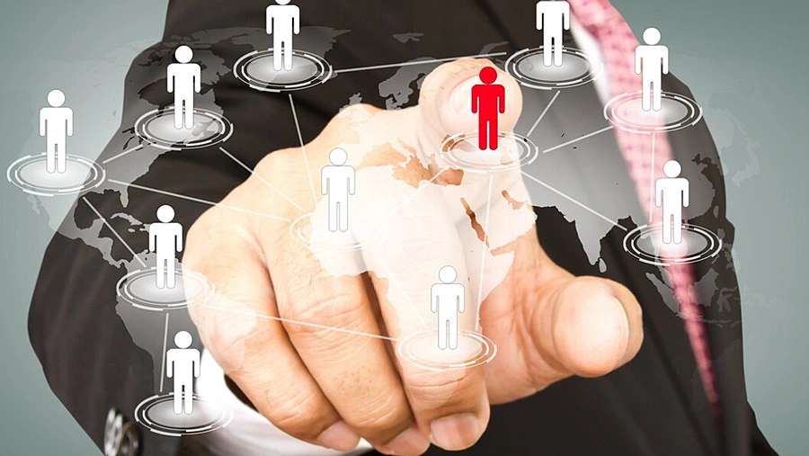 Hombre seleccionando a una persona