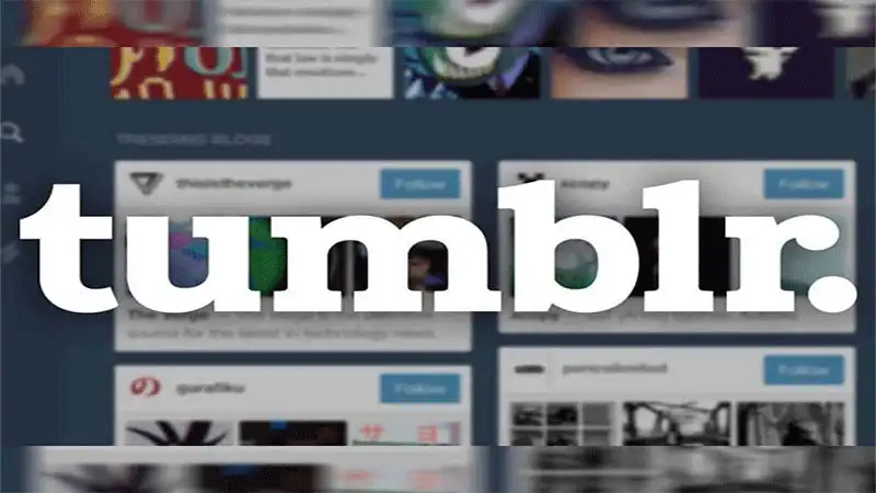 Imagen del logo de Tumblr con publicaciones en el fondo