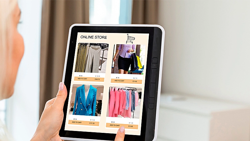 Uma arara de roupa com diversas roupas penduradas