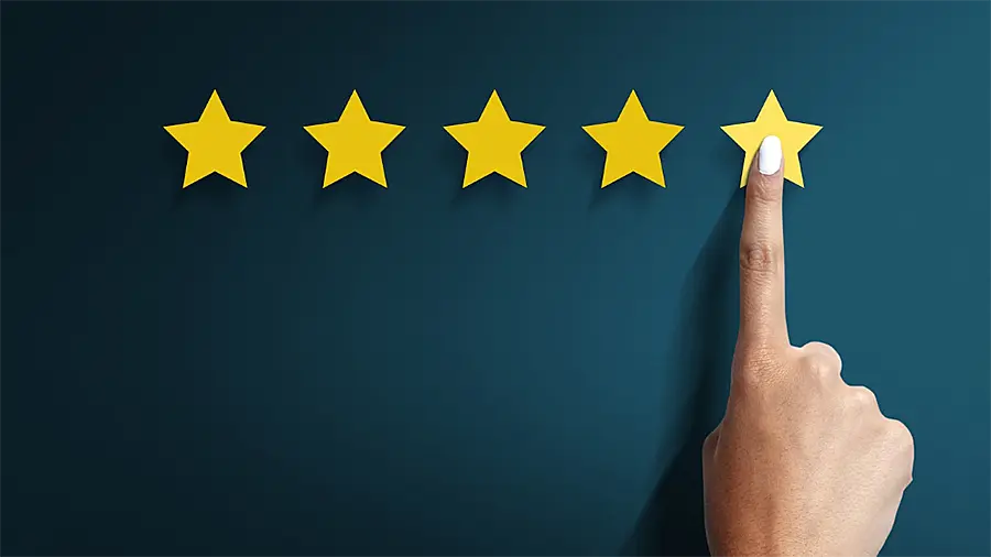 Foto de una mano apuntando a 5 estrellas de calificación