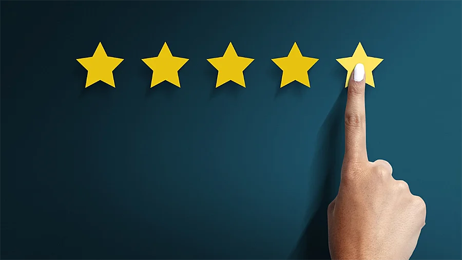 Foto de una mano apuntando a 5 estrellas de calificación