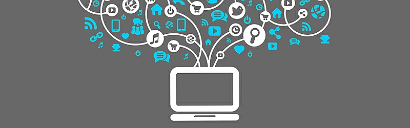 Imagen vectorizada de un ordenador y herramientas de marketing digital