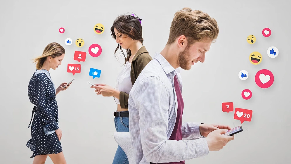personas usando sus móviles en redes sociales