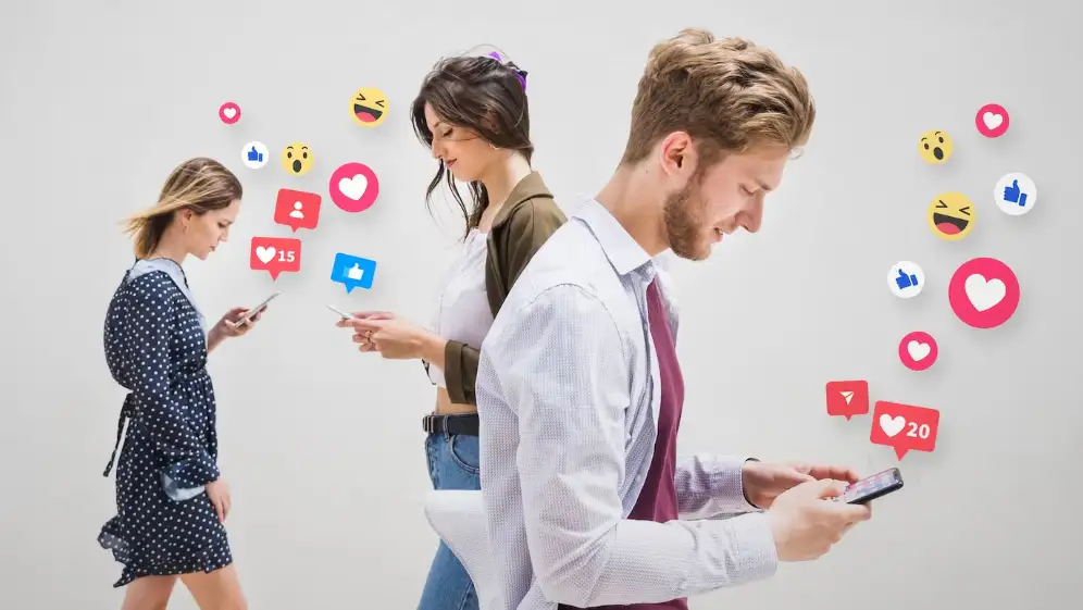 marketing en redes sociales personas usando sus móviles en redes sociales