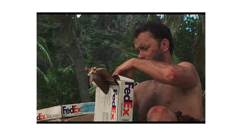 Cena final do filme Náufrago onde o personagem abre uma encomenda da FedEx.