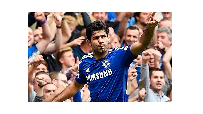 Jogador do time Chelsea exibindo a camiseta do time com os logos da Samsung e da Adidas