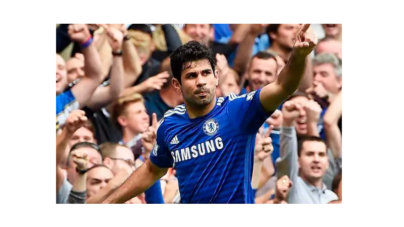 Jogador do time Chelsea exibindo a camiseta do time com os logos da Samsung e da Adidas