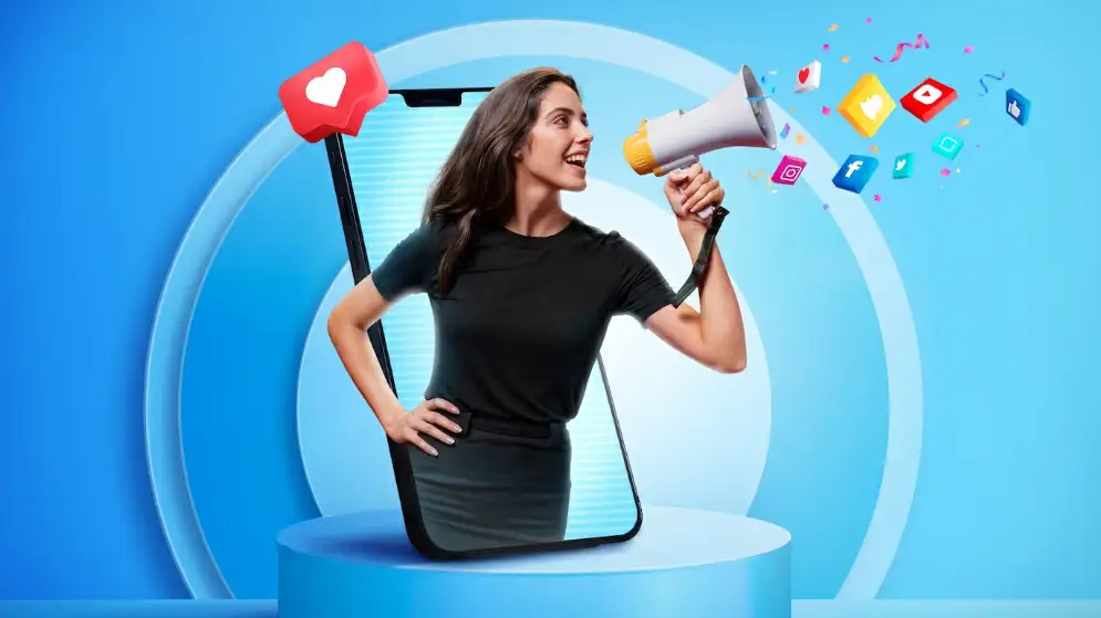 Mujer comunicándose en sus redes sociales