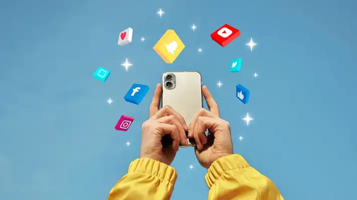 Foto de una persona usando su móvil con ícones de canales de comunicación en 3d alrededor