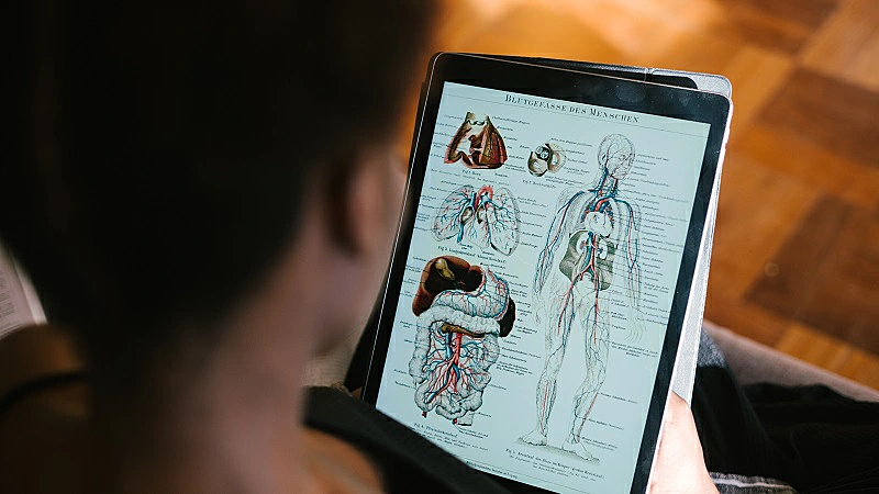 Foto de un chico estudiando a través de una tableta