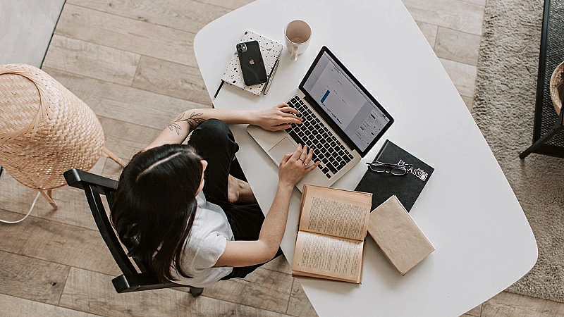 Foto de una mujer usando su ordenador
