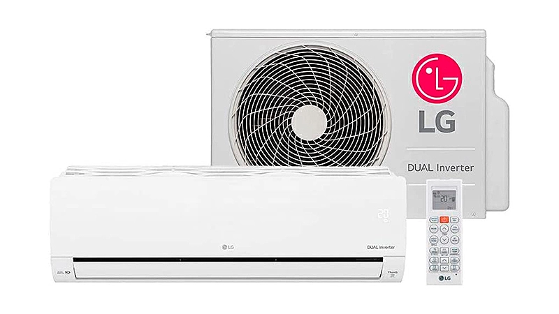foto de um ar condicionado split inverter LG Dual Voice na cor branca ao lado de um controle remoto e um radiador LG