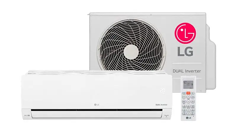 foto de um ar condicionado split inverter LG Dual Voice na cor branca ao lado de um controle remoto e um radiador LG