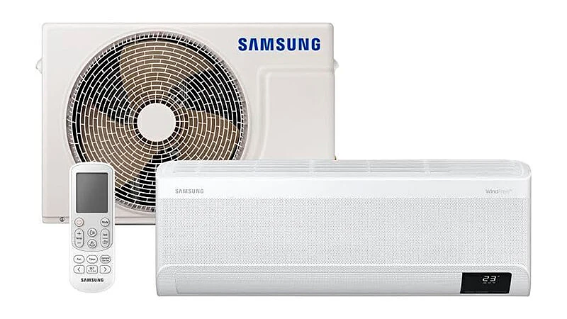 imagem de uma ar condicionado Samsung Inverter WindFree na cor branca ao lado de um controle remoto e de uma unidade condensadora