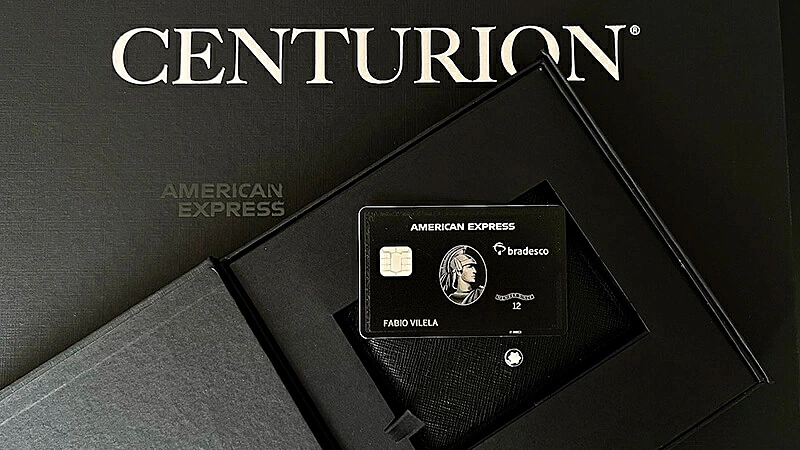 imagem de um cartão de crédito Bradesco American Express Centurion em uma caixa com a logo da Centurion logo acima