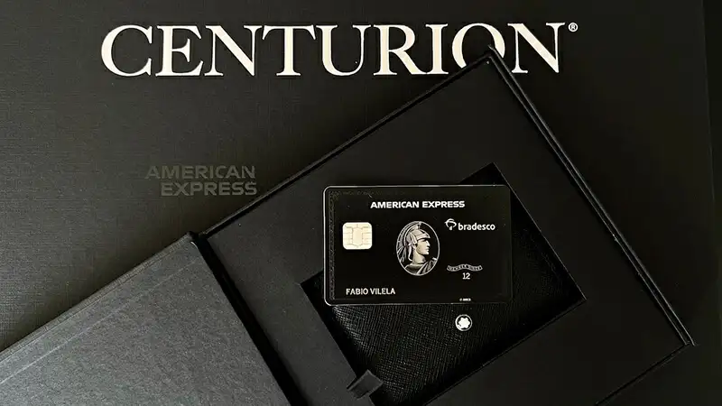 imagem de um cartão de crédito Bradesco American Express Centurion em uma caixa com a logo da Centurion logo acima