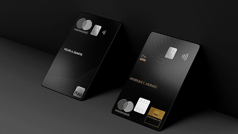 imagem que mostra dois modelos de cartão de crédito Itaú The One Mastercard Black Private