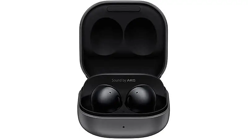 imagem que mostra um par de fones de ouvido bluetooth intra-auriculares Galaxy Buds 2 armazenados dentro do case de carregamento