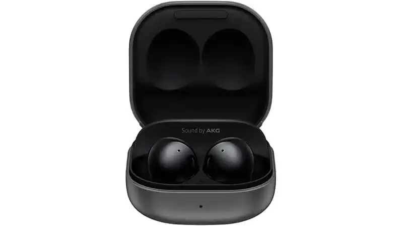 imagem que mostra um par de fones de ouvido bluetooth intra-auriculares Galaxy Buds 2 armazenados dentro do case de carregamento