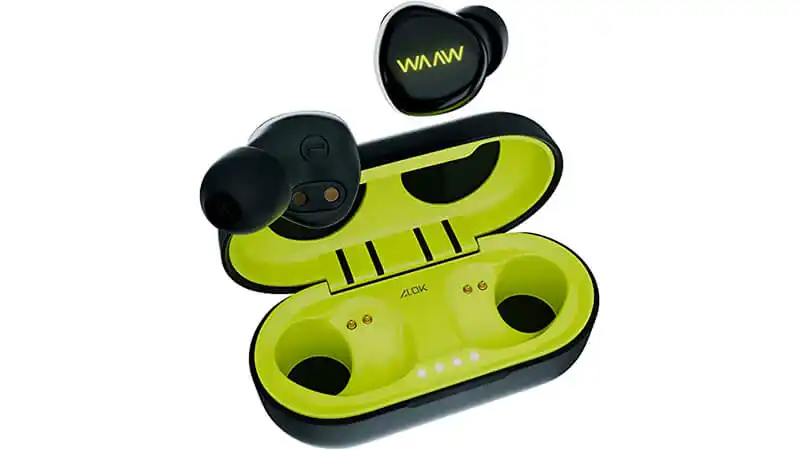 imagem que mostra um par de fones de ouvido bluetooth intra-auriculares WAAW by Alok na cor preta e verde proximos ao case de carregamento