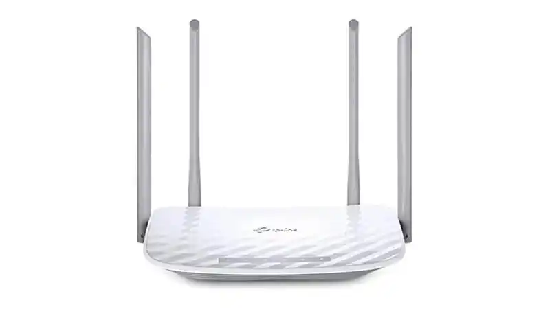 imagem de um roteador TP-Link Archer 50 na cor branca com quatro antenas