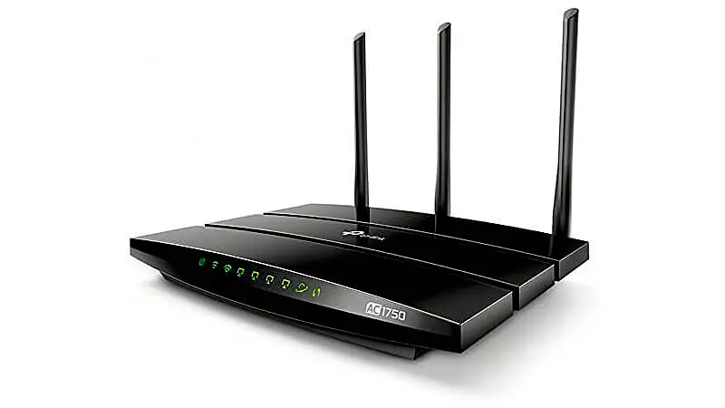 imagem de um roteador TP-Link Archer C7 na cor preta com três antenas